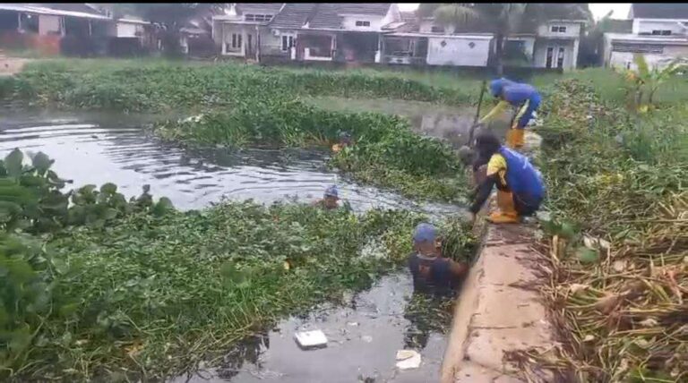 PUPR Palembang bersihkan kolam retensi.