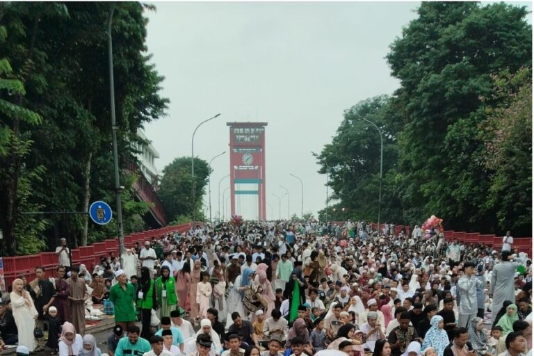 Lautan jamaah Idulfitri banjiri Masjid Agung Palembang. (Foto: Istimewa)