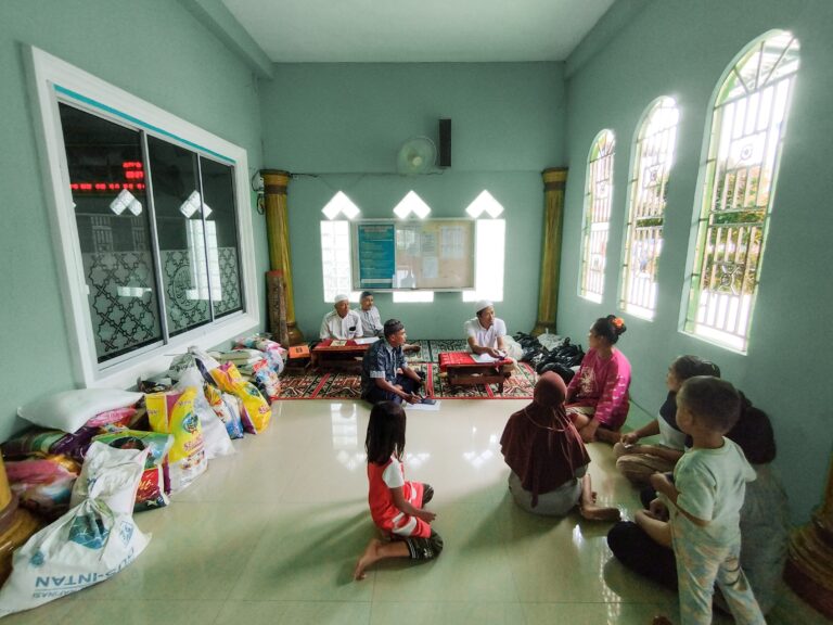 Dewan Kemakmuran Masjid (DKM) Baiturrahman saat membagikan paket sembako.
