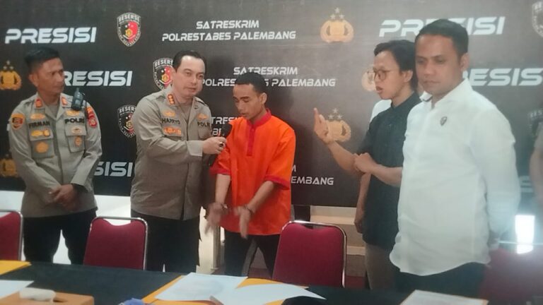 Seorang pemudia di Palembang ditangkap polisi usai todongkan senpi saat cekcok dengan pacar.