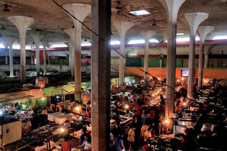 Potret kondisi di dalam Pasar Cinde dulu sebelum proyek revitalisasi. (Foto: Kompas/Adrian Fajriansyah)