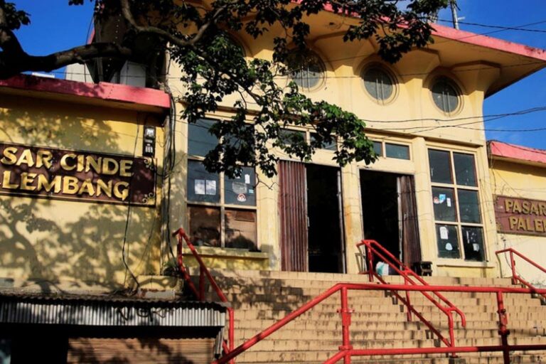 Potret pintu masuk Pasar Cinde dulu sebelum proyek revitalisasi berjalan. (Foto: Kompas/Adrian Fajriansyah)