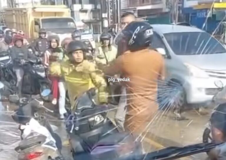 Tangkapan layar video perkelahian oknum ASN dan petugas Damkar di akun media sosial @plg_yedak
