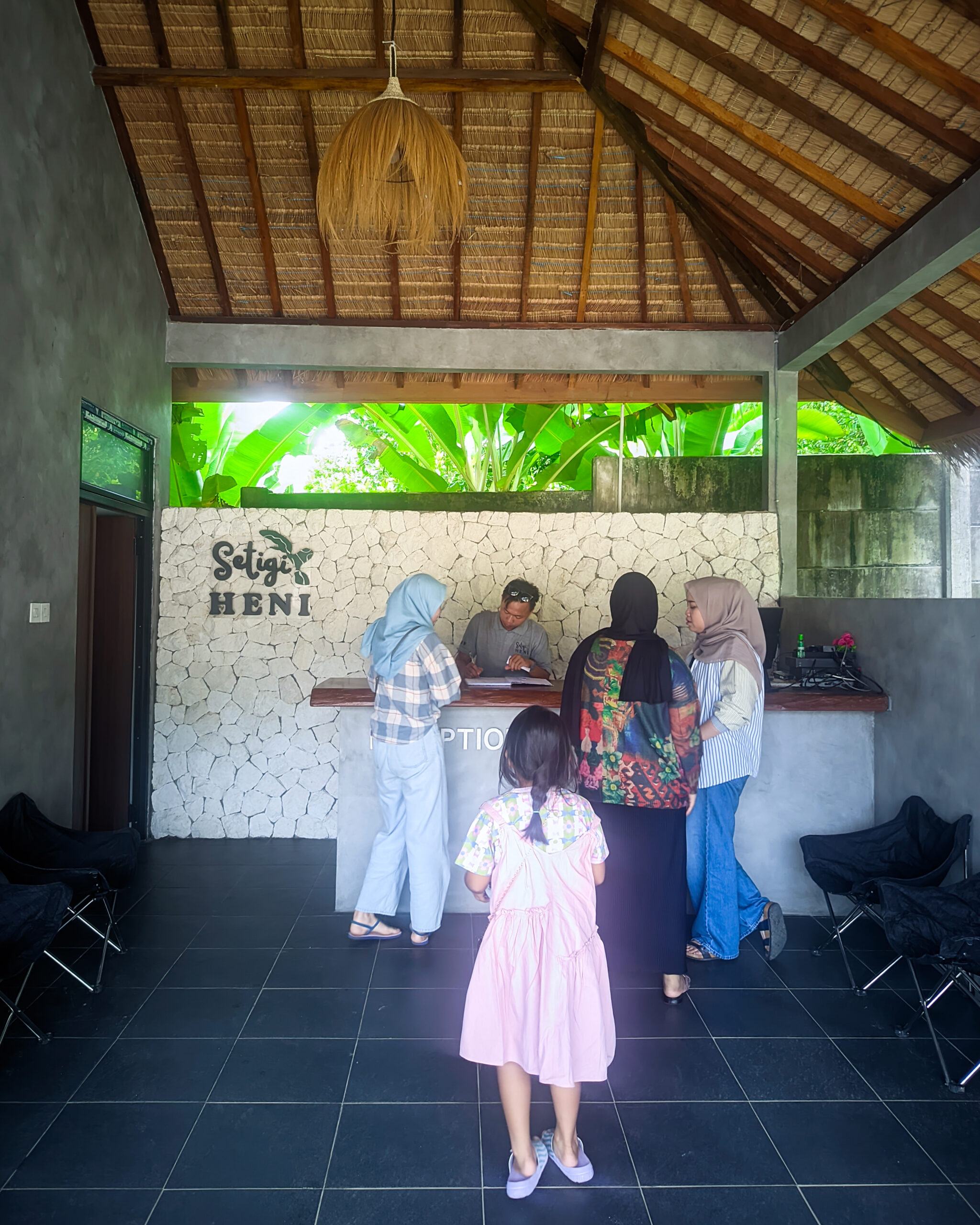 Resepsionist Setigi Heni menerima tamu