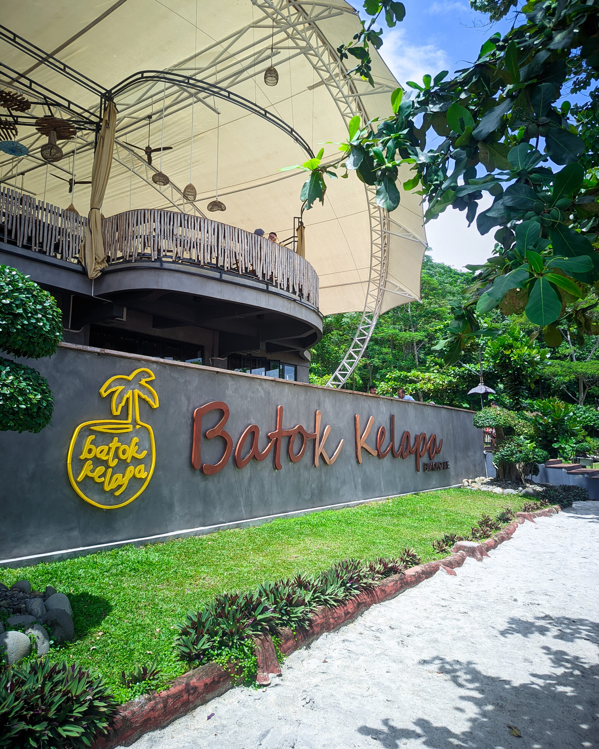 Terdapat Cafe di area pantai Setigi Heni