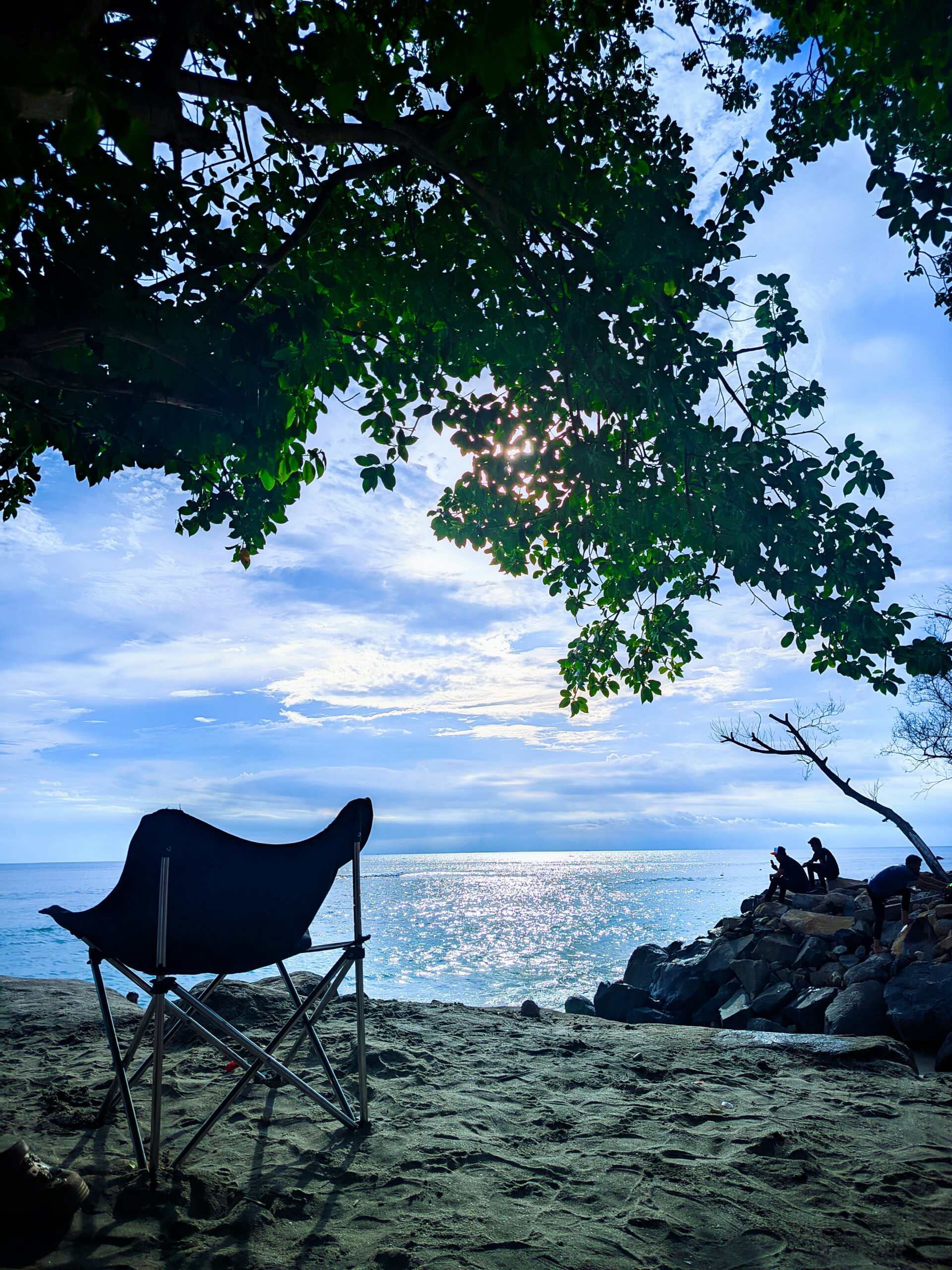 Bersantai sambil menikmati pemandangan ciptaan Tuhan