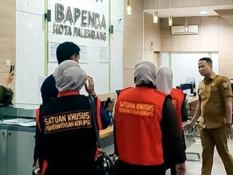 Tim Penyidik Pidana Khusus (Pidsus) Kejaksaan Tinggi Sumatera Selatan (Kejati Sumsel) saat memeriksa kantor Bapenda Palembang terkait kasus korupsi Pasar Cinde.