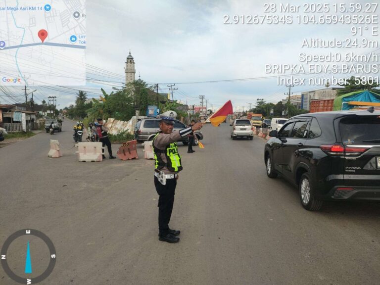 Salah satu personel Satlantas Polres Banyuasin tertibkan lalu lintas Palembang-Jambi.