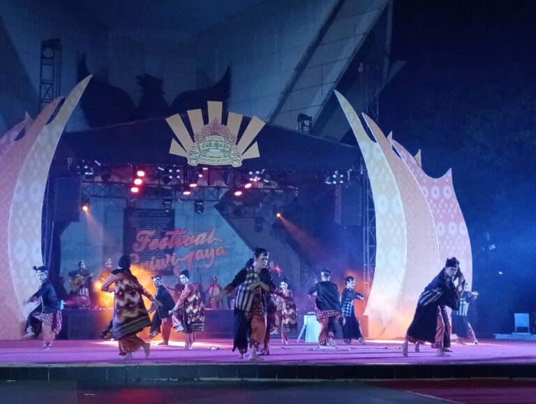 Salah satu seni tari kreasi yang ditampilkan pada pagelaran Festival Sriwijaya 2024. (Foto: RRI/Maulana)