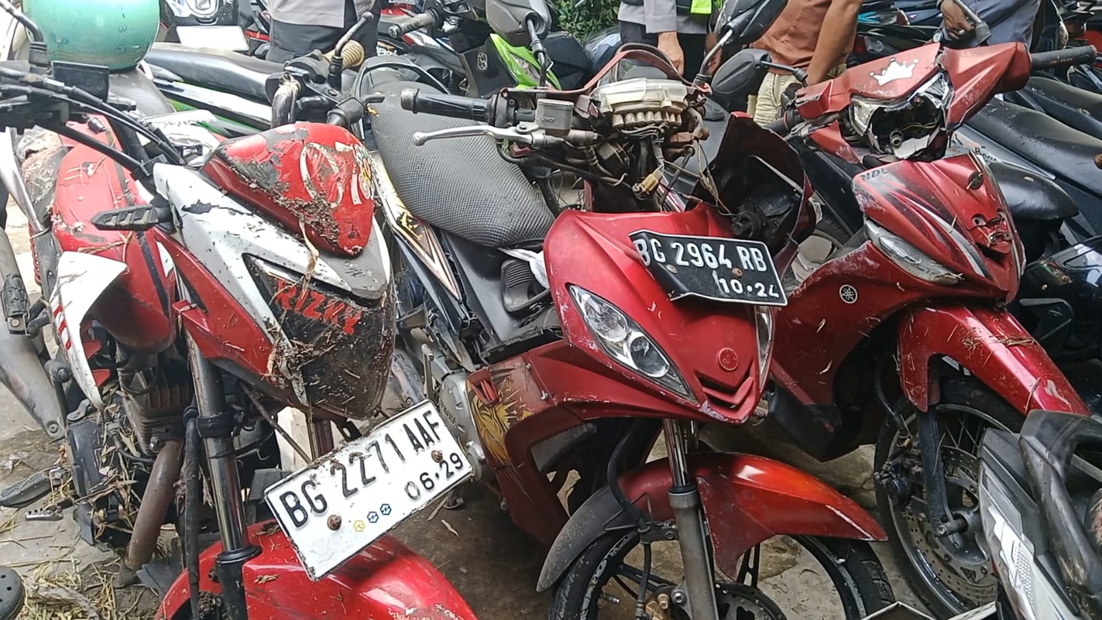Beberapa motor yang tertimpa tembok PTC Mall yang roboh.