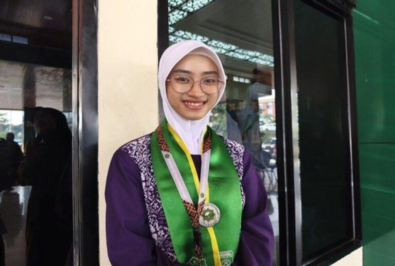 Sayyidah Nadhriytaul Mufarroch, seorang gadis muda berusia 22 tahun yang menjadi Jemaah Calon Haji (JCH) termuda Kloter 4 Embarkasi Palembang.