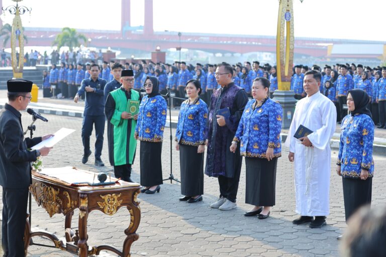 Wali Kota Palembang, Ratu Dewa, melantik 3.932 ASN, PPPK, dan CPNS di pelataran Benteng Kuto Besak (BKB). (Foto: Diskominfo Palembang/Istimewa)