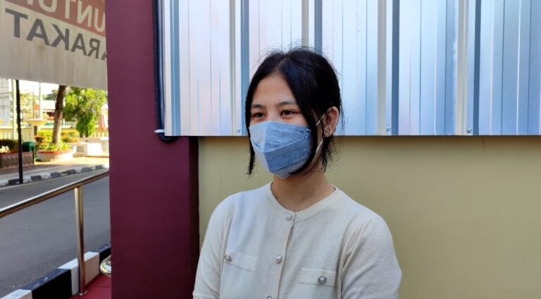 Kerren Julinda (19), korban pelaku penganiayaan saat melaporkan kasus tersebut ke SPKT Polrestabes Palembanng. (Foto: Istimewa)