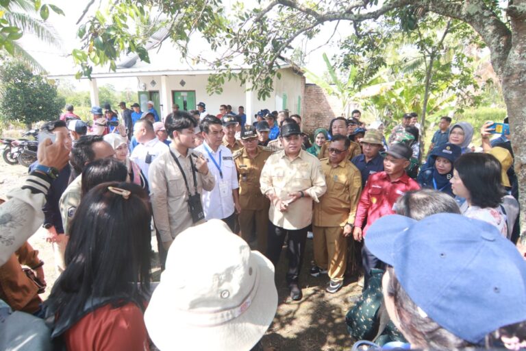 Bupati Banyuasin, Askolani, saat menyambut dan memaparkan kondisi di Kampung Laos kepada delegasi Thailand dan Malaysia terkait budidaya lengkuas.