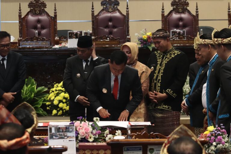 Bupati Banyuasin, Askolani, saat menandatangani MoU Makan Bergizi Gratis (MBG) di sela perayaan HUT ke-79 Sumsel di Gedung DPRD Sumatera Selatan.