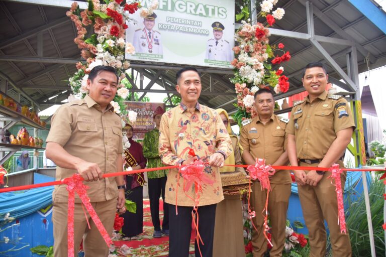 Wali Kota Palembang, Ratu Dewa, saat meluncurkan 50 titik WIFI gratis bagi masyarakat.
