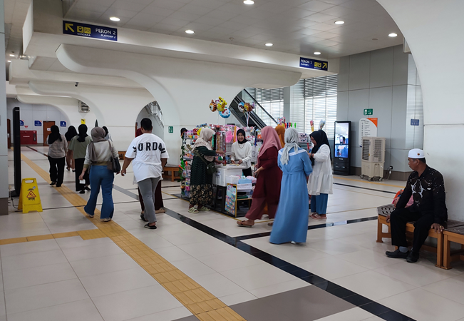 UMKM di dalam stasiun LRT Sumsel.